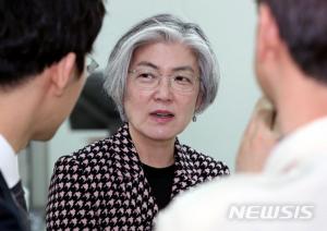 강경화 외교부 장관, 폼페이오와 첫 통화…“양자 회담 추진”