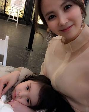 ‘레이먼킴 ♥’ 김지우, 딸 루아나리와 함께…‘단란한 일상’