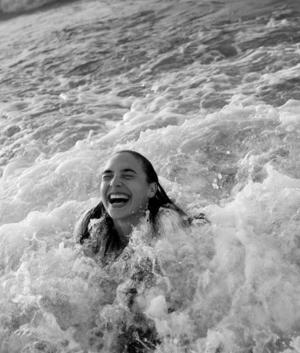[근황] ‘저스티스리그’ 갤 가돗, 바닷가에서 환하게 웃으며…‘행복해’