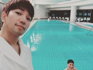 아프리카TV BJ 정지오(엠블랙 지오), 연인 최예슬과 수영장 인증샷…’사이좋은 오예커플’