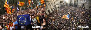 스페인 카탈루냐 ‘독립 무산’, 바르셀로나 지지시위 35만명 동원…푸지데몬 ‘석방’