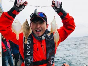 ‘도시어부’ 이민우, 가자미 낚시 인증샷 공개…“힐링타임”