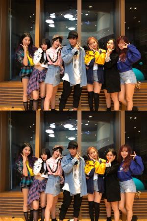 ‘별이 빛나는 밤에’ 여자친구(GFRIEND), DJ 강타와 단체샷 공개…“선배님 감사합니다”