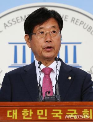 ‘홍준표 사퇴 요구’ 강길부, 결국 본인이 한국당 탈당…민주당 갈까
