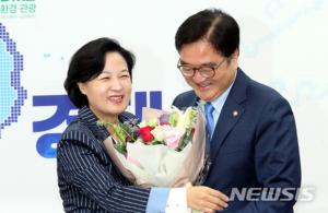 우원식, 추미애가 전한 꽃다발에 ‘밝은 미소’로 화답…“든든한 역할 해줘 감사의 말씀을 드린다”