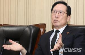 송영무, “계엄군, 5·18 헬기사격·성폭행 문제 명명백백 밝히겠다”…5·18 민주묘지 참배
