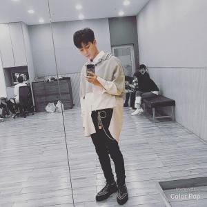 [근황] 아이콘(iKON) 송윤형, 연습실서 스웨그 넘치는 패션 공개…“역시 프로인스타그래머”