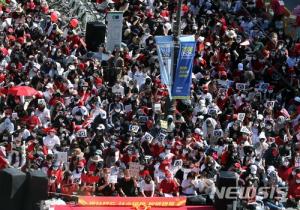 혜화역 ‘성(性) 편파 수사’ 대규모 시위, 약 8000여명의 인파 몰려 시위 진행…“남자무죄 여자유죄”