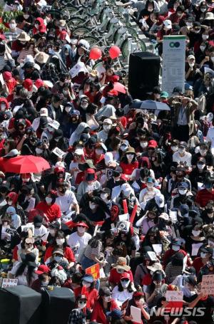 ‘홍대 몰카 사건’ 혜화역 시위, 약 8천 명 규모로 ‘2번 출구 일대 마비’…‘붉은 물결’