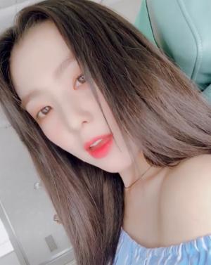 레드벨벳(Red Velvet) 아이린, ‘예쁨 한도초과’ 일상 속 밝은 미소…“우리 배주현 최고야”