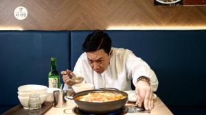 ‘이 식당’ 이상민, ‘김치찌개 전문가’ 포스 뽐내…김치찌개 맛있게 먹는 노하우 大공개