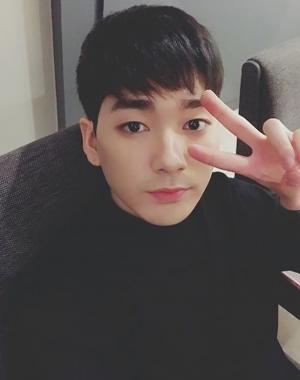 “HAPPY ARON&apos;s DAY”…뉴이스트W JR, 아론 생일 축하 인사