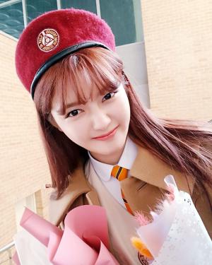 김유정, 근황 공개에 고등학교 졸업식 사진 재조명…“꽃길만 걷자”