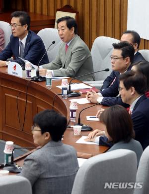 [종합] 자유한국당, ‘대통령 개헌안’ 철회 요청…개헌안 표결 거부·본회의 입장 않기로 결정