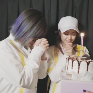 칸(KHAN) 유나킴X전민주, 데뷔 축하 케이크 앞에서 소원빌어…‘꽃길만 걷자’