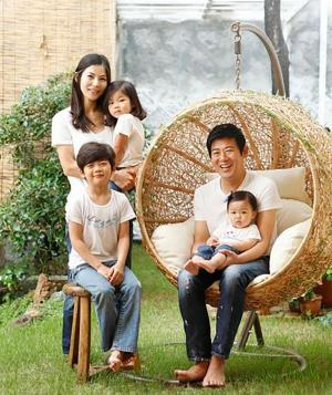 ‘탐정: 리턴즈’ 성동일, 다복한 가족사진 ‘행복이란 이런 것’