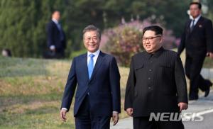 [속보] 문재인 대통령-김정은 위원장, 판문점서 두 번째 정상회담…‘멀다 하면 안 되겠구만’