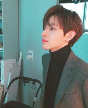 사무엘(Samuel), 완벽 수트핏 선보이며 ‘팬심 어택’…‘2002년생의 위엄’