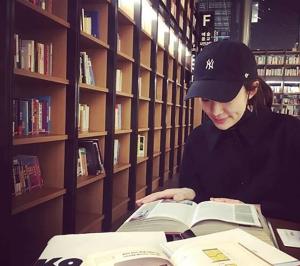 ‘검법남녀’ 스테파니 리, 편안한 차림으로 독서 삼매경…“대학생 아니야?”