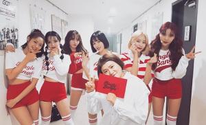 ‘아이돌룸’ 지민, 에이오에이(AOA) 완전체 대기실서 셀카 삼매경…with. 김신영