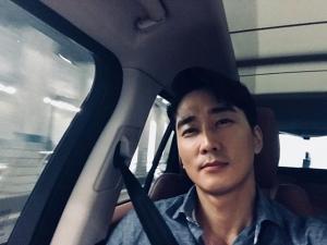 [근황] 송승헌, 일상에서도 돋보이는 조각 미모…‘드라이브 중’