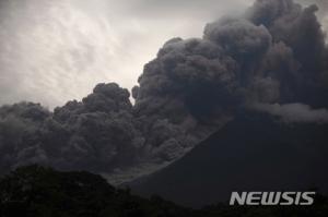 과테말라 볼칸 데 푸에고 화산 폭발, 사망자 62명으로 늘어나…‘국가 비상상태 승인 요청’ 애도기간 선포