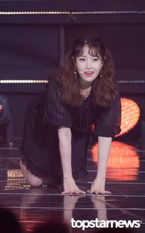 [HD포토] 유니티(UNI.T) 이현주, ‘바닥 청소를 열심히’ (더쇼)