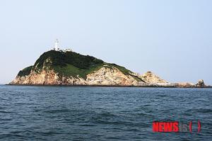 태안 옹도, 충남 유일의 유인 등대가 있는 외딴 섬…‘항아리의 모양을 닮아’