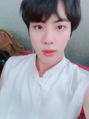 ‘가을 우체국 앞에서’...방탄소년단(BTS) 진, 감미로운 목소리로 아미 마음 설레게 해