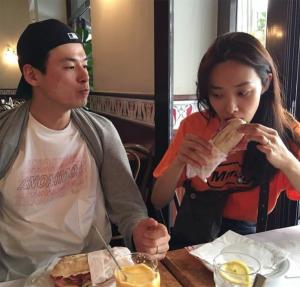 김원중, 아내 곽지영과 샌드위치 먹으며 달달한 투샷…‘눈길’