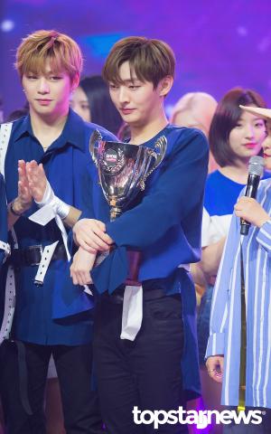 [HD포토] 워너원(Wanna One) 윤지성, ‘소중한 1위 트로피’ (쇼챔피언)