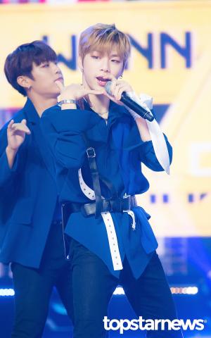 [HD포토] 워너원(Wanna One) 강다니엘, ‘손보다 작은 얼굴 인증’ (쇼챔피언)