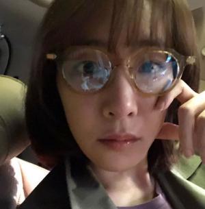 김이나, 윤종신이 선물한 안경 착용한 채 ‘동안 비주얼’ 과시…‘미스틱 우정’