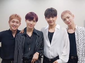 샤이니(SHINee) 온유·태민·민호·키, 훈훈한 단체 사진…“꽃밭의 왕자님”