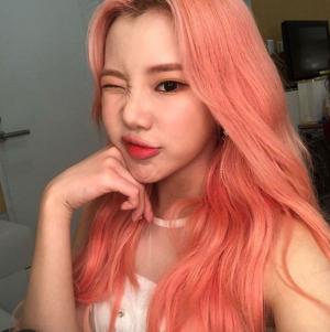 모모랜드(MOMOLAND) 주이, 컴백 앞두고 셀카 한 컷…“보구싶어 메리들”