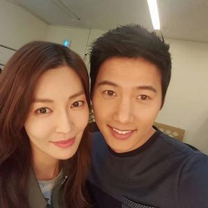 ‘시크릿 마더’ 김소연, 남편 이상우와 함께 다정셀카…‘꿀 떨어지는 부부’