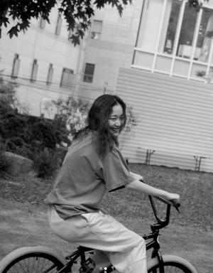 ‘변산’ 김고은, 자전거 타며 행복한 일상…‘러블리 곤’
