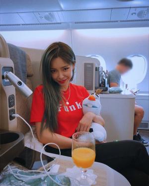 가수 헤이즈(Heize), 뉴욕행 비행기서 자신만만한 미소…“올라프도 뉴욕행”