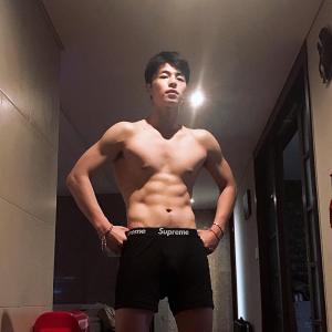 아이콘(iKON) 구준회, 완벽한 복근 자랑하며 “멕시코전 엎어버리자”