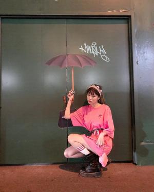 가수 헤이즈(Heize), 비오는 날 우산 들고 ‘파격 변신’…“핑크옷 입은 천사”