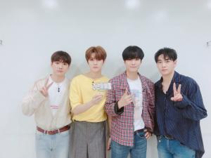 ‘주간아이돌’ 뉴이스트W, 방송 앞둔 상큼한 단체샷 공개…’뉴블 기사들 출격’