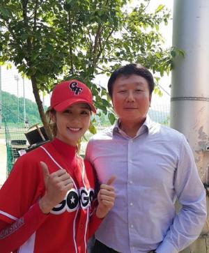 대한민국 야구 대표팀 선동열 감독과의 다정한 ‘투 샷’ 공개한 박기량