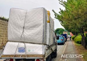 ‘라돈 검출’ 대진침대, 현재 천안·당진항에 야적 상태로 보관…거센 주민 반발