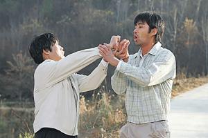 영화 ‘이장과 군수’, 20년째 라이벌의 격돌…‘최고의 딴지커플 탄생’