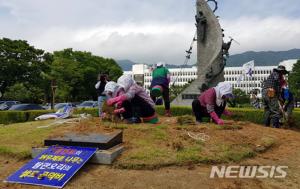 경상남도 ‘홍준표 나무’ 뽑혔다...‘기념 나무 앞 표지석은 제거 안 해’