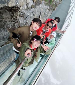 ‘사서고생 시즌2 : 팔아다이스’ 투애니원(2NE1) 산다라박, 멤버들과 인증샷…“아름답고 짜릿한 높이의 알프스 산맥위”