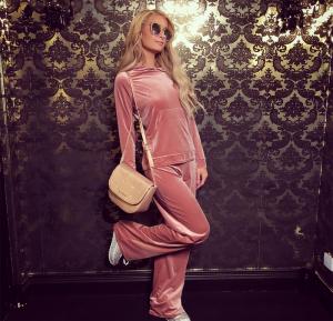 ‘하우스 오브 왁스’ 패리스 힐튼, 핑크 벨벳 의상으로 완성한 패션 센스…‘자체발광’