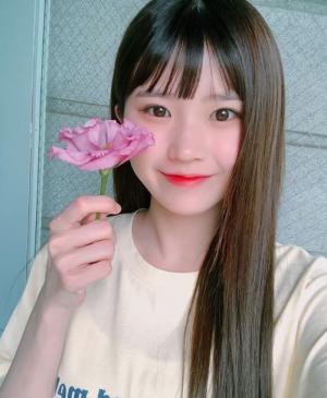 프로미스나인(fromis_9) 송하영, 꽃을 든 송하빵…‘청순+큐트’