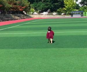 한혜진♥기성용, 딸 시온과 행복 일상 ‘운동장에서 질주’