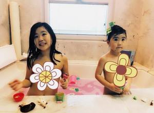 주영훈 아내 이윤미, 아라·라엘 자매 목욕 사진 공개 “목욕놀이는 포기할 수 없는 그녀들”